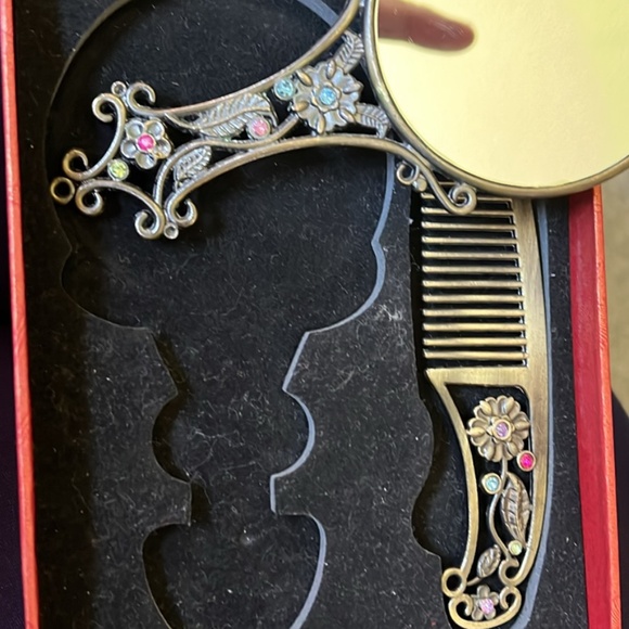 Antique Brush and Comb set - Picture 2 of 3